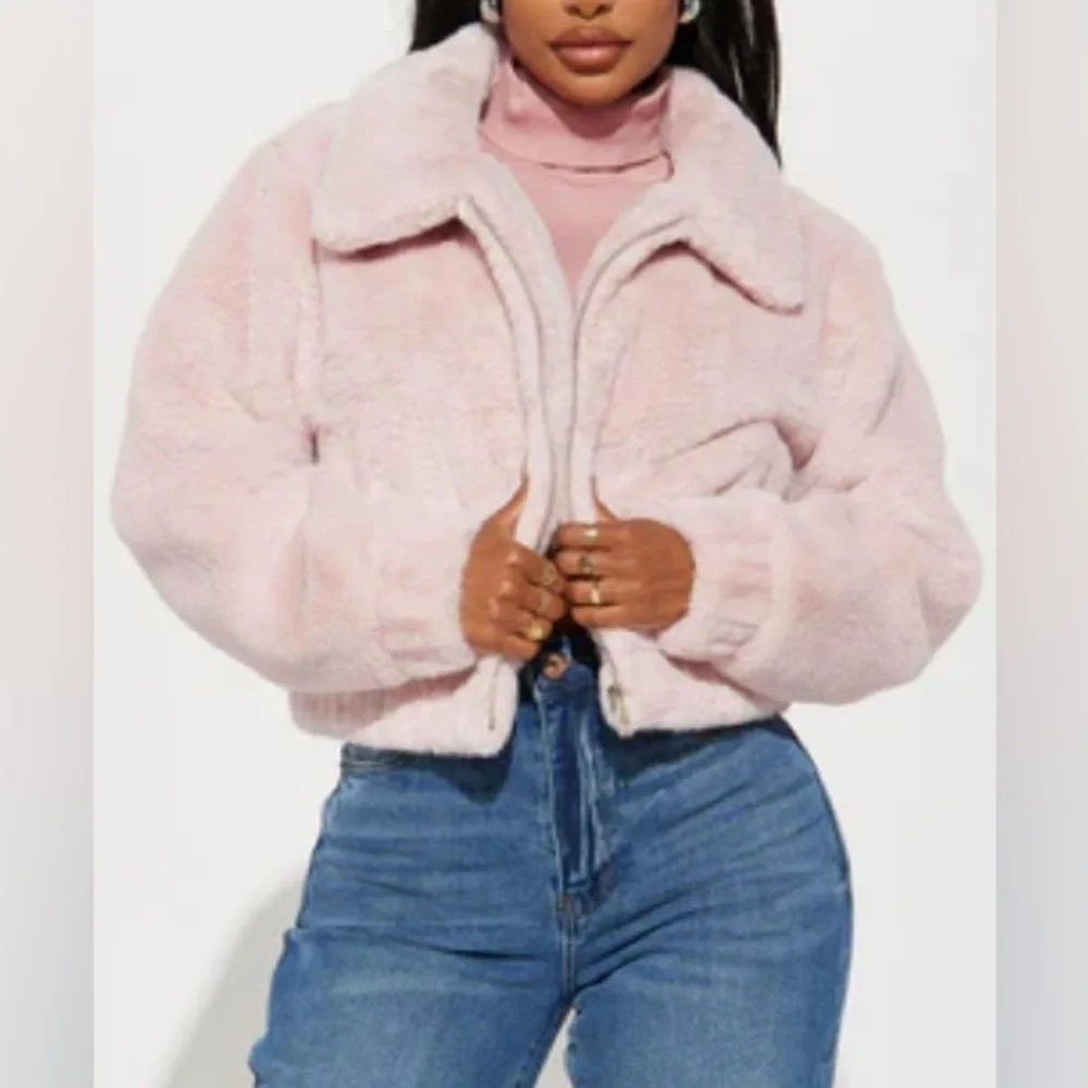 Faux fur cropped jacket. Front zipper, 2 pockets. Subtle pink. Size L. NWT - Picture 1 of 11
